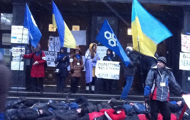 Лежачий протест у здания Генпрокуратуры: некоторые чиновники отказались переступать через людей