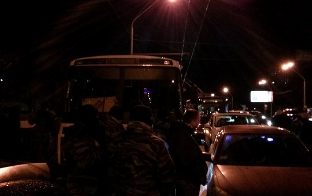 Автомайдановцы заблокировали автобусы с Беркутом на проспекте Победы в Киеве