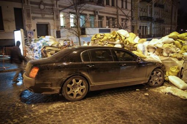 Bentley врезался в баррикаду митингующих на Городецкого в Киеве
