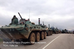 Колонна из десяти российских БТРов направляется в сторону Симферополя: из оружия у военных заметили - АК-47 и СВД.