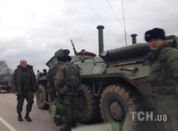 Колонна из десяти российских БТРов направляется в сторону Симферополя: из оружия у военных заметили - АК-47 и СВД.