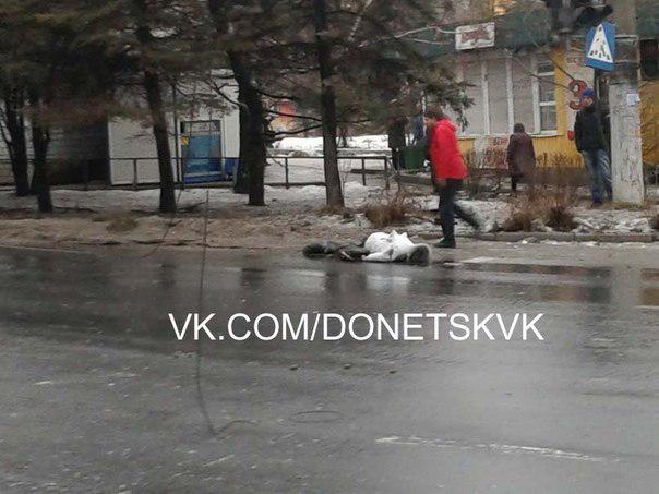 В Донецке снаряд попал в остановку: есть жертвы, российские СМИ сообщают о 13 погибших