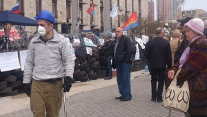 Сепаратисты в Донецке укрепляют баррикады возле ОГА и, судя по всему, не собираются расходиться