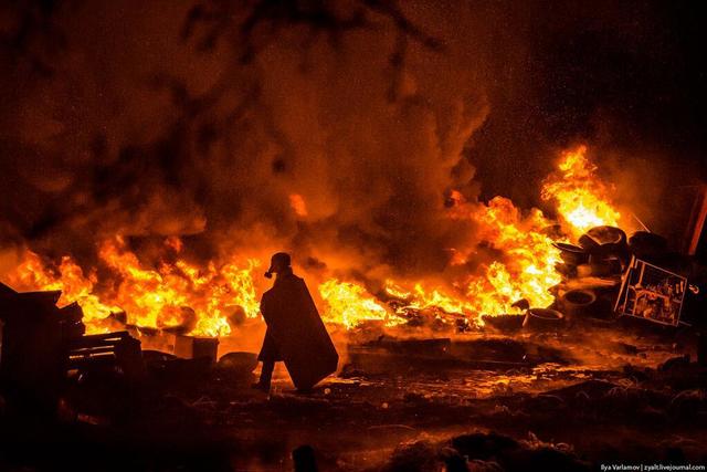 Драки с Беркутом и дымовая завеса на Грушевского. Фоторепортажи 22 января