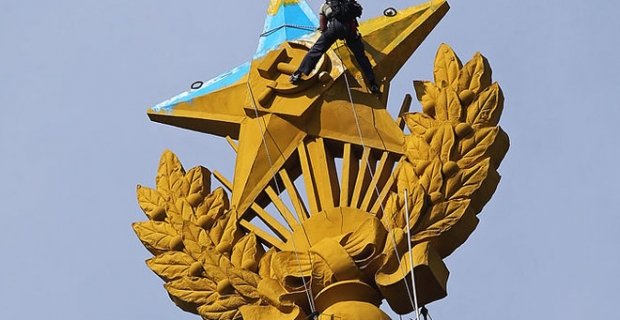 Россия переквалифицировала дело об украинском флаге над московской высоткой: Подозреваемым светит до 7 лет тюрьмы