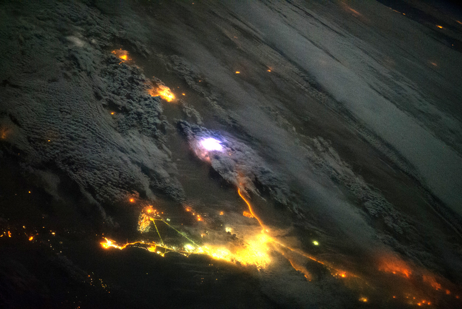 Молния: вид сверху - Головоломки Земли с высоты космического спутника